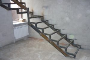 Отделка металлических лестниц